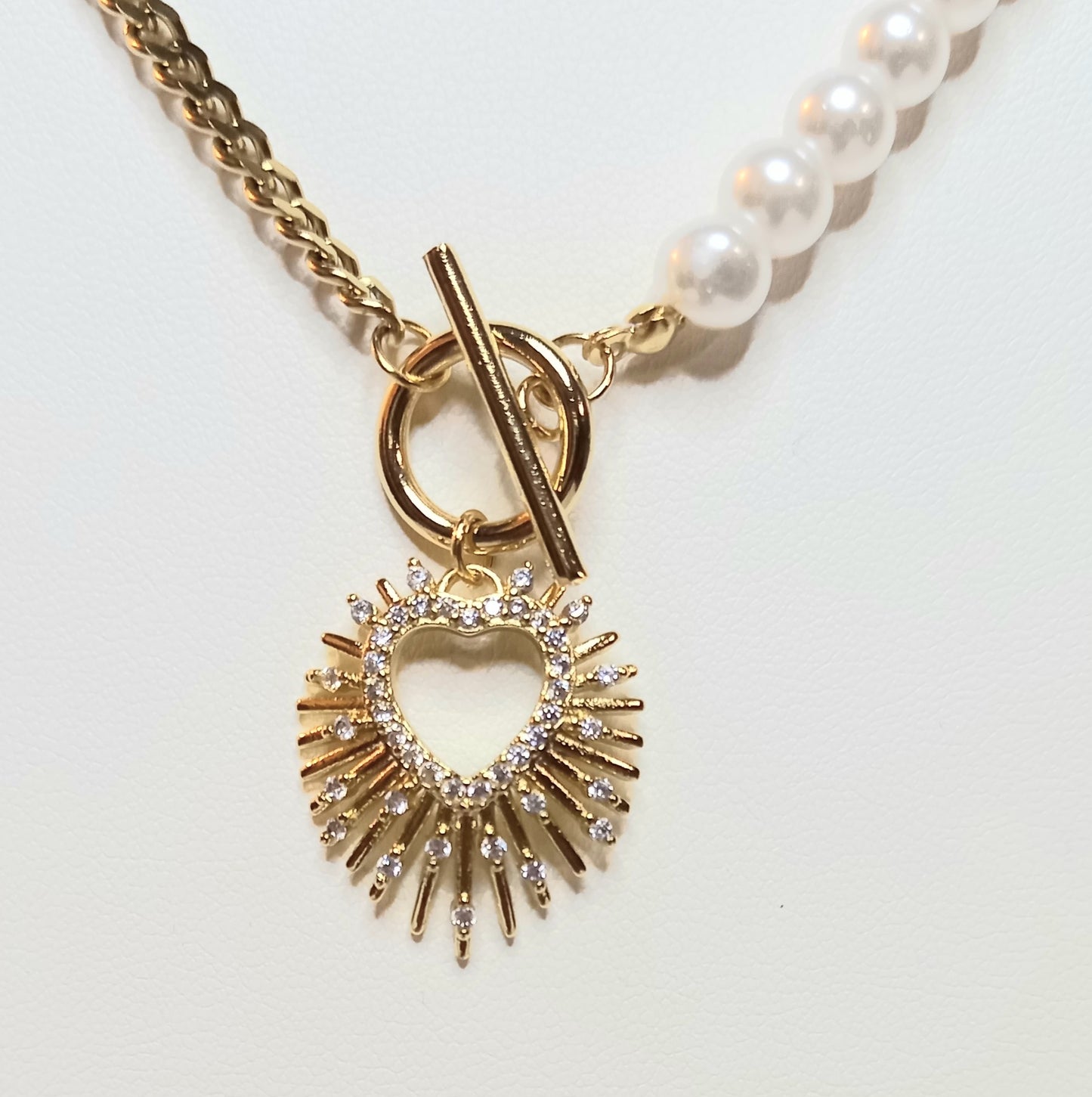 Aphrodite necklace with these pearl earrings