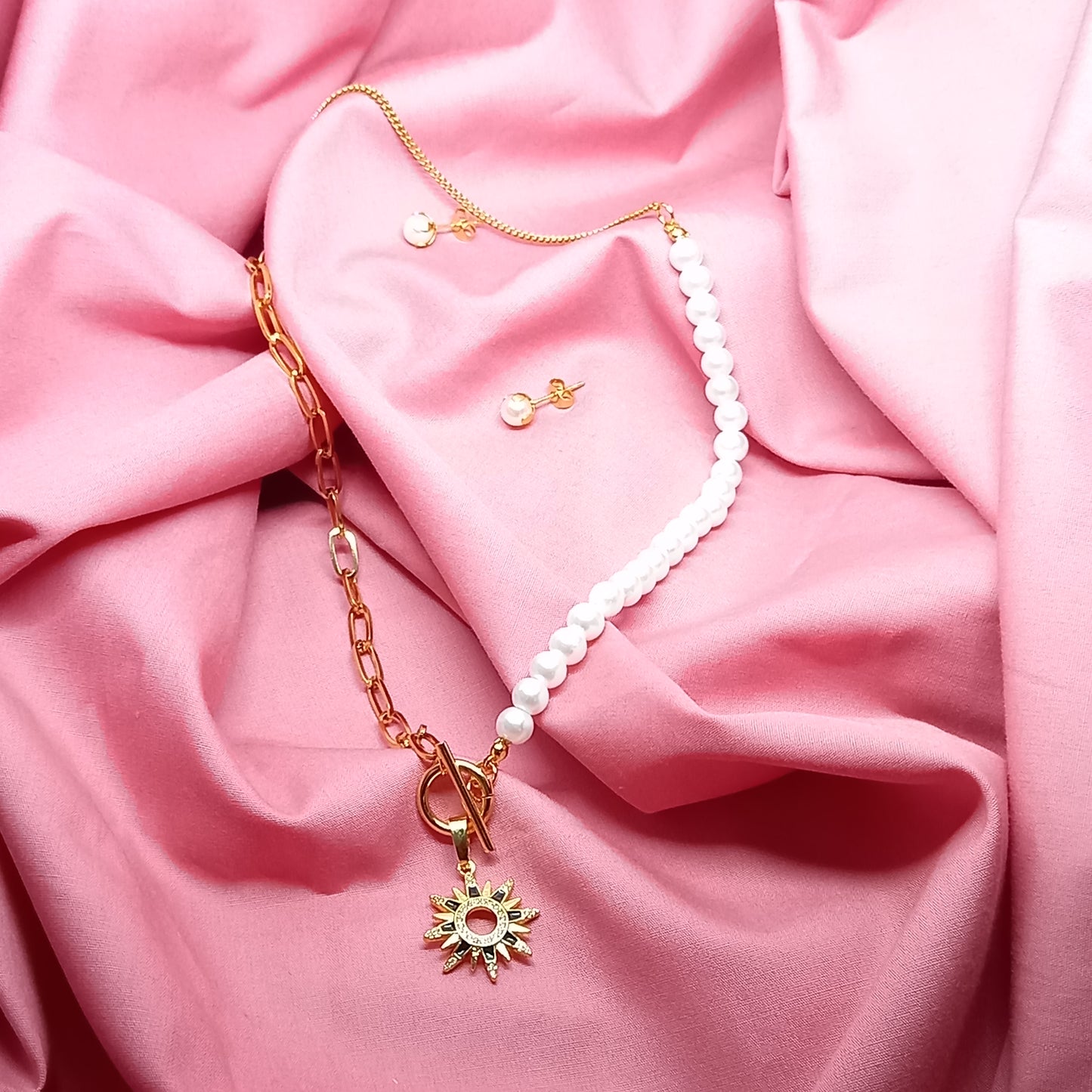 Berenice-Halskette mit diesen Perlenohrringen