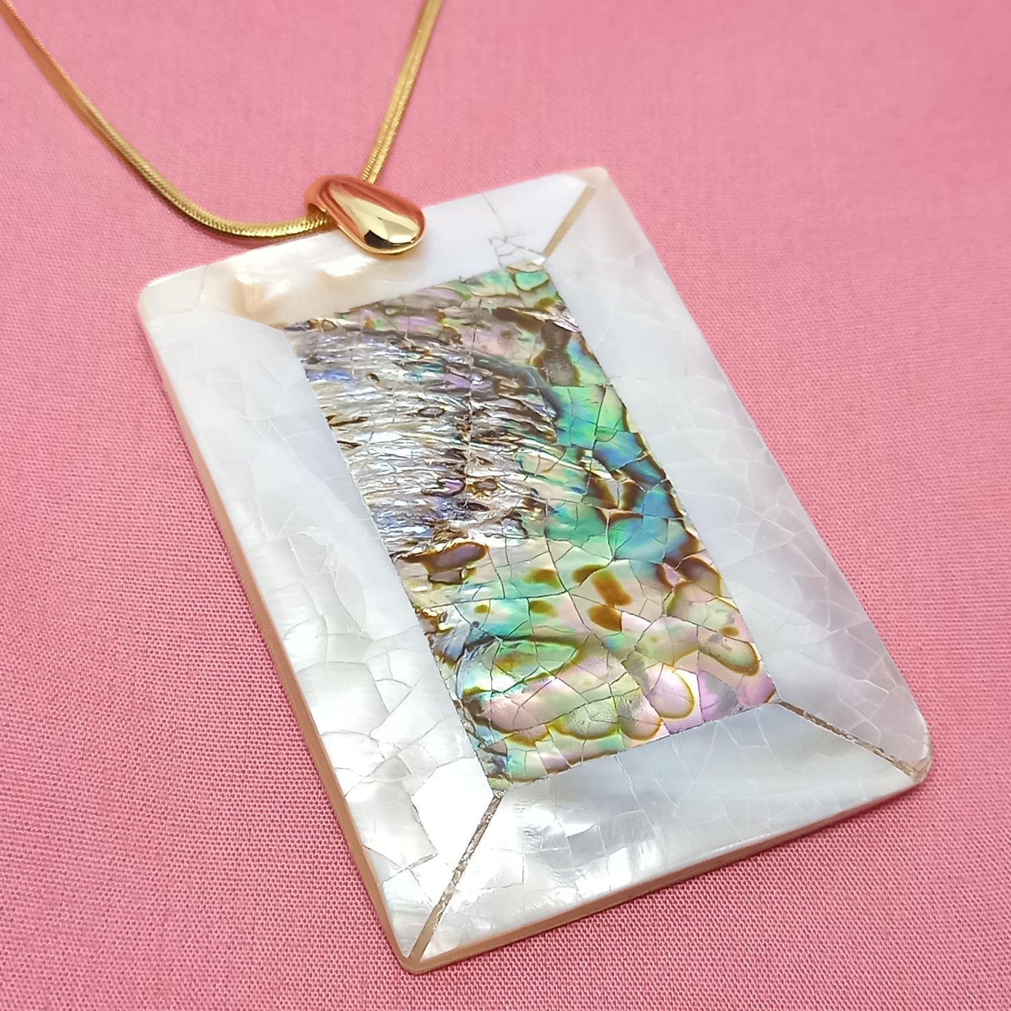 NECKLACE WITH ABALONE SHELL PENDANT